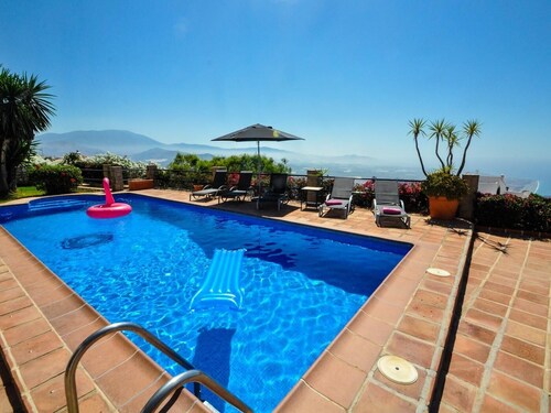 Villa de luxe,vues incroyables et piscine chauffée