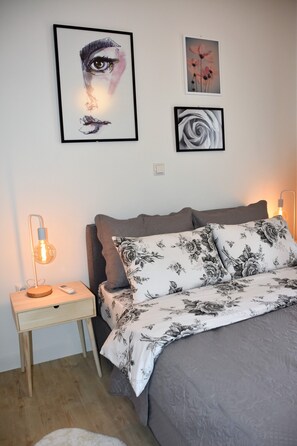 2 chambres, coffre-fort, fer et planche à repasser, accès à Internet