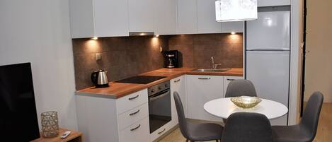 Refrigerador, horno, tetera/pava eléctrica, tostadora