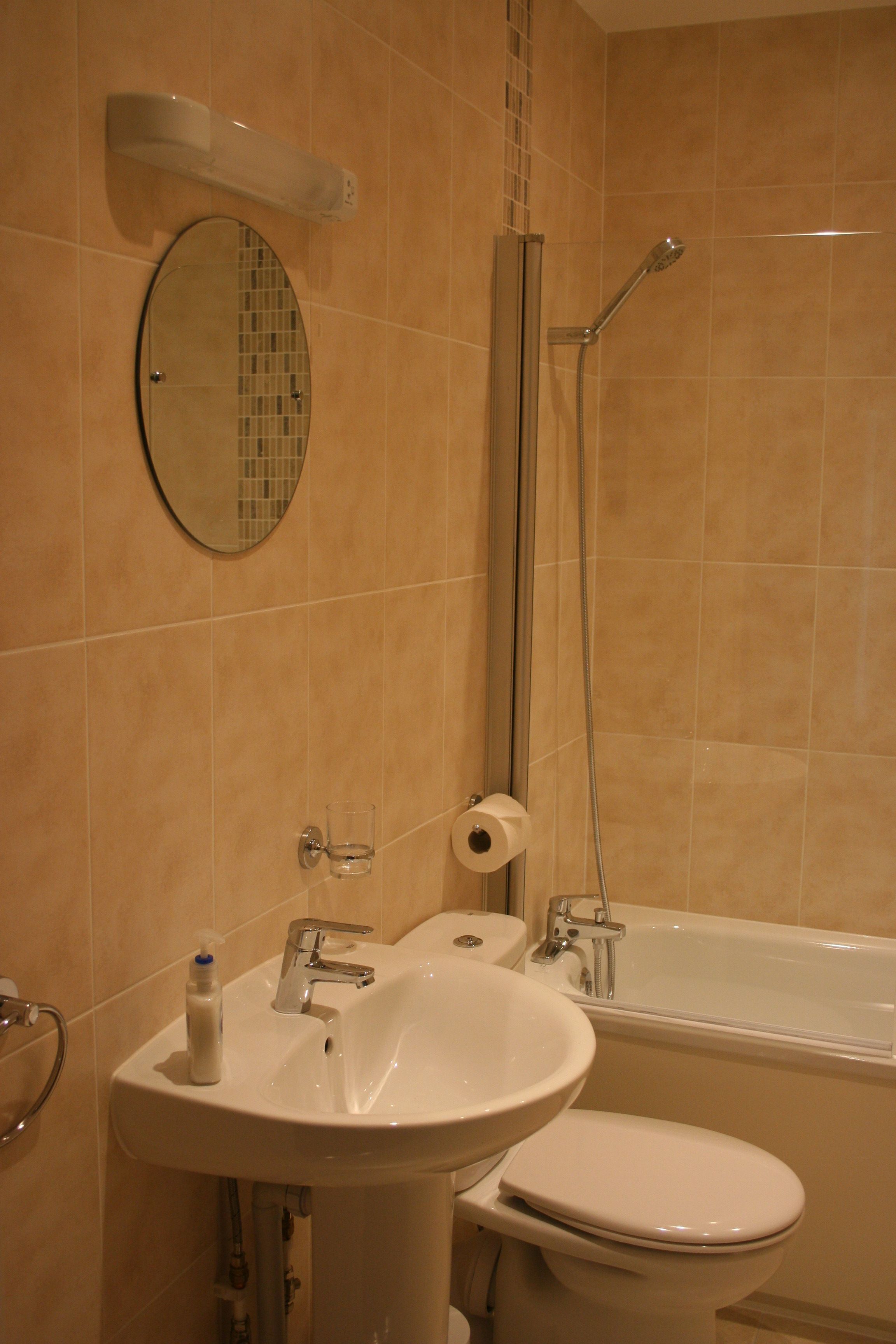 Combined shower/tub, hair dryer, towels