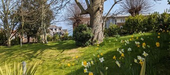 Highlands Apt 2 - sea views, garden, free wifi + parking