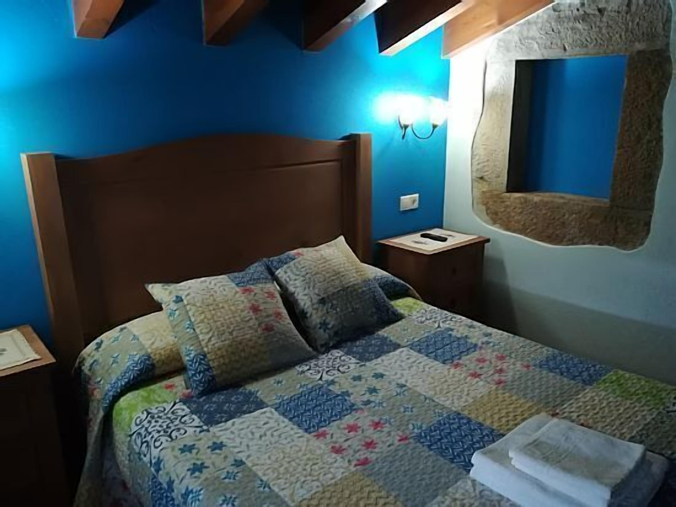 2 dormitorios, tabla de planchar con plancha, ropa de cama