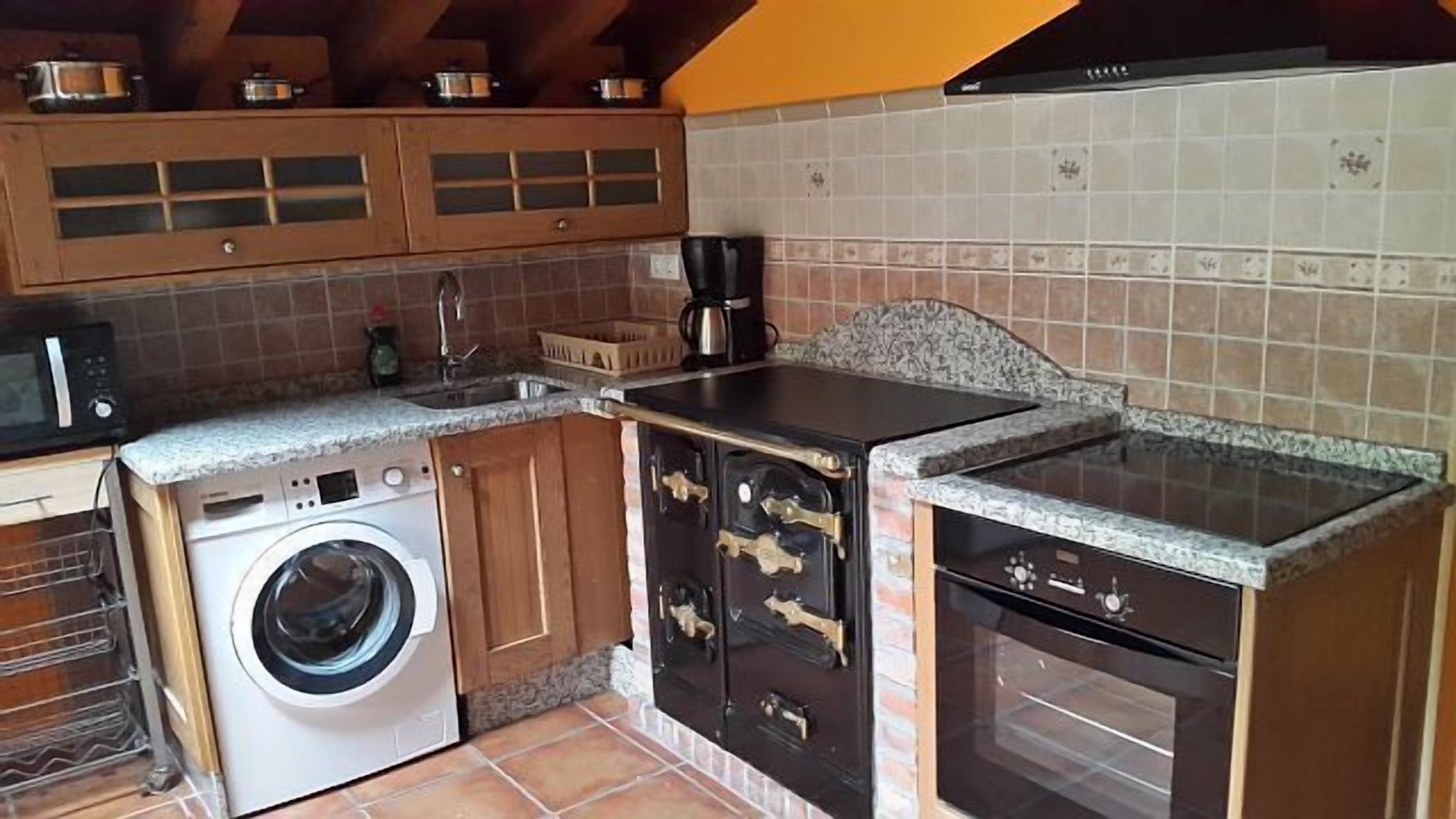 Frigorífico, microondas, horno y placa de cocina