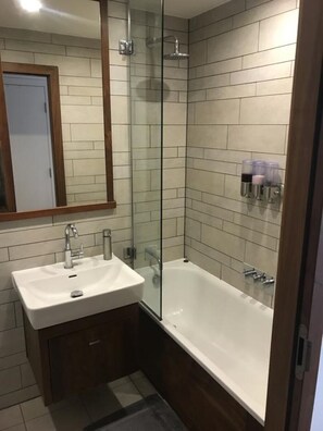 Een haardroger, handdoeken, shampoo, toiletpapier