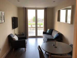 Télévision à écran plat, jeux vidéo, médiathèque, vidéothèque