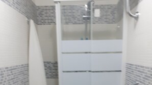 Ein Badezimmer mit Dusche, Toilette und Waschbecken.