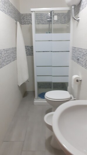 Dusche, Haartrockner, Bidet, Handtücher