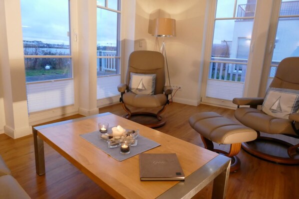 TV, music library, stereo - Luxury holiday home "Hus im Lee un Luv" right on the waterfront in the Olpenitz vacation resort with a fantastic view of the Schlei and Baltic Sea, for a wonderful time out (Ostseeresort Olpenitz)