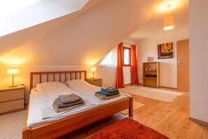 3 makuuhuonetta, työpöytä, silitysrauta/-lauta, ilmainen Wi-Fi