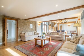 TV, fireplace - Large 5 bedroom holiday let in the Cotswolds - The Barn (Faringdon)