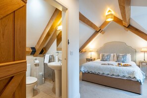 5 bedrooms, travel cot, WiFi, bed sheets