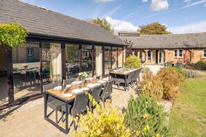 Outdoor dining - Large 5 bedroom holiday let in the Cotswolds - The Barn (Faringdon)