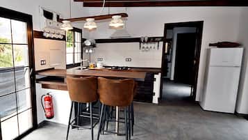 Fridge, oven, stovetop, coffee/tea maker