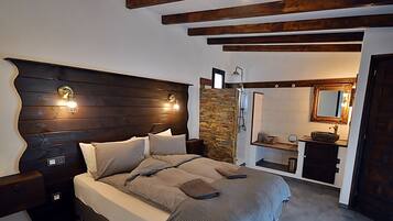 2 bedrooms, travel crib, free WiFi, bed sheets