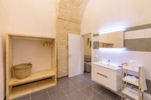 Shower, hair dryer, bidet - Balbo 9B Apartment Old Town - Lecce Selection (Lecce)