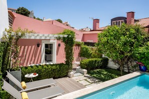 Outdoor pool, a heated pool - By the Castle | LUXURIOUS, PRIVATE GARDEN & HEATED SWIMMING POOL (Lisboa)