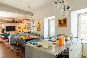 Dining - By the Castle | LUXURIOUS, PRIVATE GARDEN & HEATED SWIMMING POOL (Lisboa)