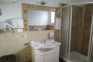 Een douche, een bidet, handdoeken, zeep