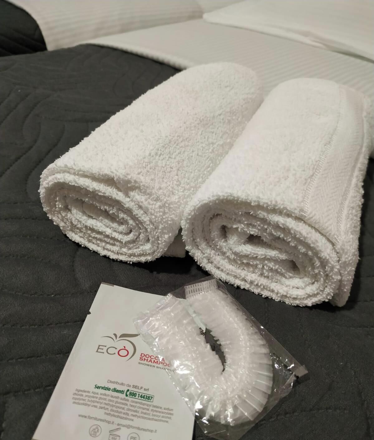 Dusche, Haartrockner, Hausschuhe, Bidet
