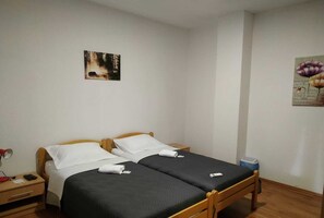 3 soveværelser, skrivebord, lydisolering, strygejern/strygebræt