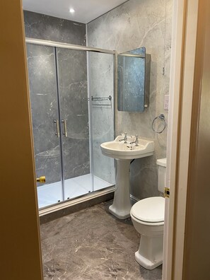 Ensemble douche/baignoire, sèche-cheveux, serviettes fournies, savon