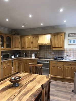 冷蔵庫、電子レンジ、オーブン、コンロ