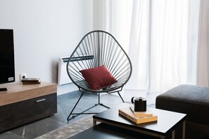 Departamento, 1 habitación, vista a la ciudad | Sala de estar | Smart TV de 43 pulgadas con canales vía satélite, televisión y Netflix 