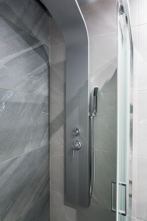 Apartment, 1 Schlafzimmer, Stadtblick | Dusche im Bad