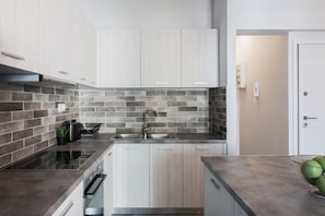 Appartement, 1 chambre, vue ville | Cuisine privée | Grand réfrigérateur, four, plaque de cuisson, machine à expresso
