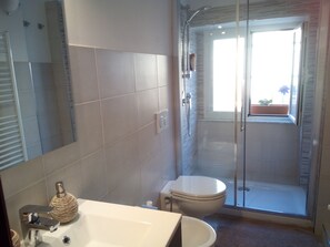 A modern bathroom with a glass-enclosed shower, a white sink, and a toilet. - Time Is You | Central Holiday Home in Rapallo (Rapallo)