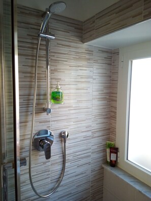 Dusche, Haartrockner, Bademäntel, Bidet