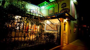 A building with a neon sign reading "Pousada Martin." - Pousada Martinez (Valenca)
