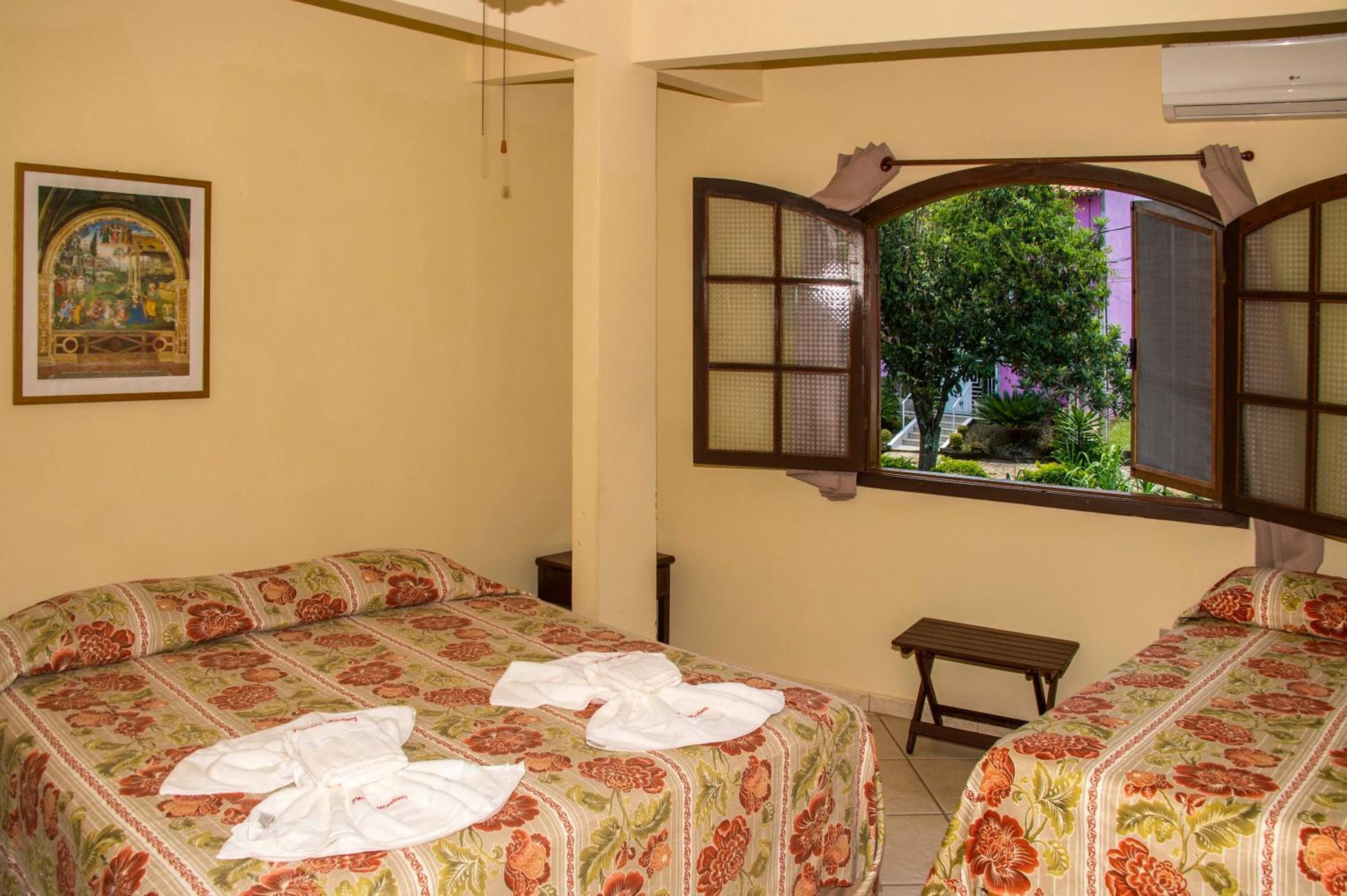 Frigobar, roupa de cama, acesso para cadeiras de rodas