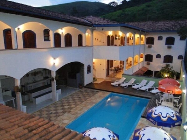 Alberca al aire libre y camastros 