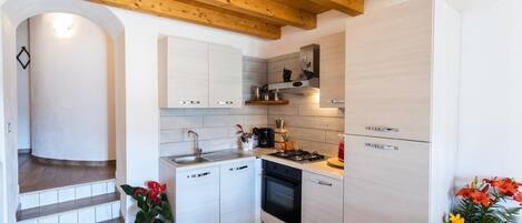 Fridge, stovetop, coffee/tea maker, toaster