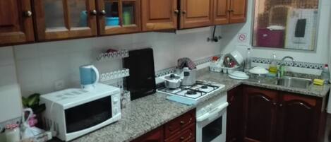 Refrigerador, microondas, horno y parrilla de estufa