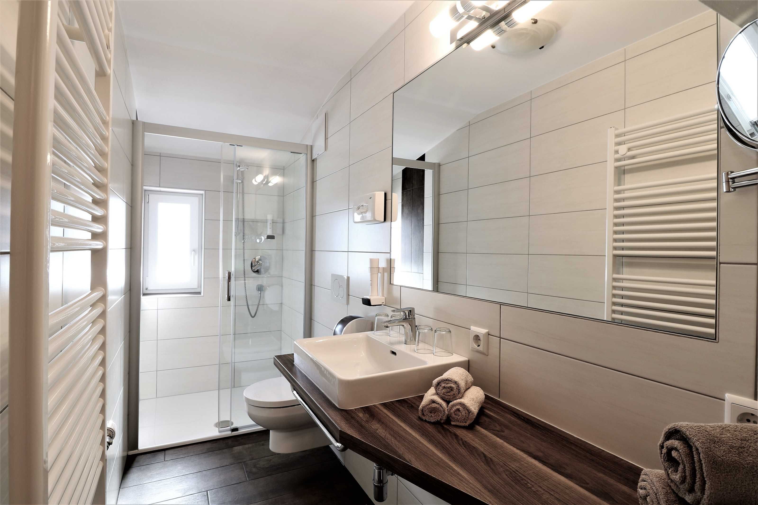 Douche, articles de toilette (gratuits), séchoir à cheveux