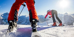 A snowy mountain landscape with skiers. - Apartment Dobratsch - Apartments Umfahrer Nassfeld (Tröpolach)