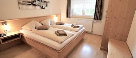 2 chambres, coffres-forts dans les chambres, fer et planche Ă repasser