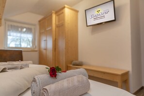 2 chambres, coffre-fort, fer et planche à repasser, lit de bébé portatif
