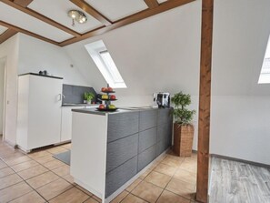 Kühlschrank, Ofen, Kochgeschirr/Geschirr/Besteck