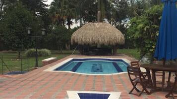 Piscine extérieure, parasols de plage, chaises longues