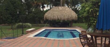 Utendørsbasseng, bassengparasoller og solsenger