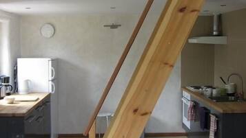 Jääkaappi, uuni, liesi, astianpesukone