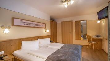 1 Schlafzimmer, Schreibtisch, Reisekinderbett, WLAN