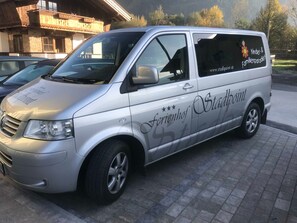A silver van with 'Kinder- & Familienparadies' and 'Stadtpunkt' branding, parked on a paved surface.