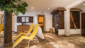A room with a stone floor, wooden furniture, and a tree. - Double room - Ferienhof Stadlpoint (Ried im Zillertal)