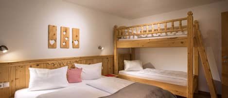 2 bedrooms, travel cot, WiFi, bed sheets