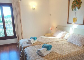 3 habitaciones y tabla de planchar con plancha