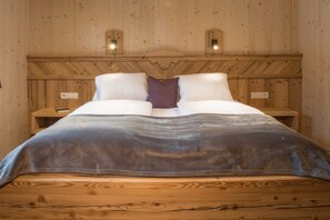 4 bedrooms, travel cot, WiFi, bed sheets